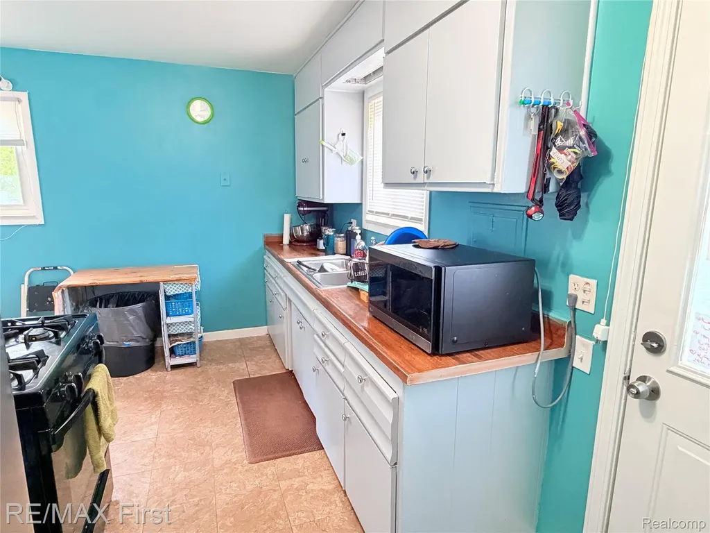 23915 Romano Street Warren City MI 48091
