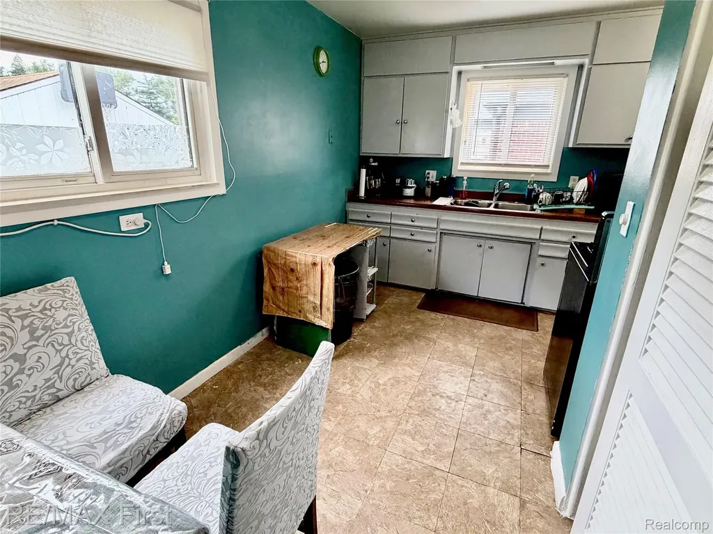23915 Romano Street Warren City MI 48091