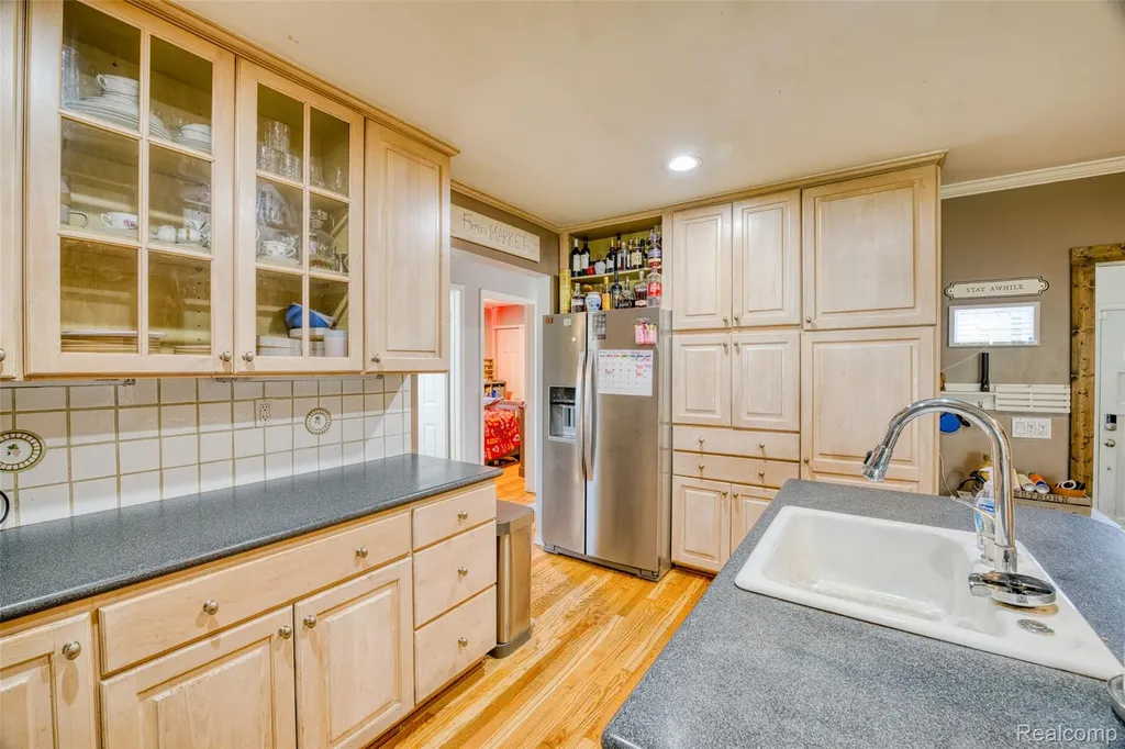 15123 Hix Street Livonia City MI 48154