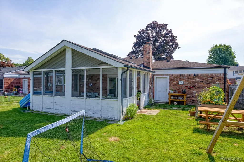 15123 Hix Street Livonia City MI 48154