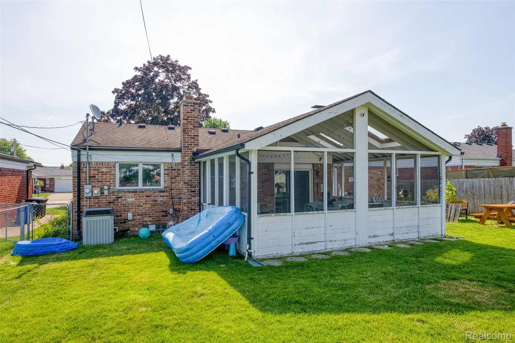 15123 Hix Street Livonia City MI 48154