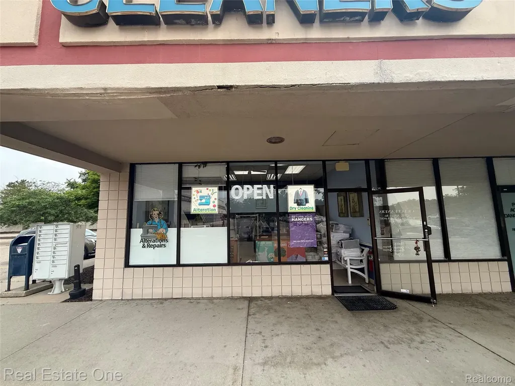 829 E Auburn Road Rochester Hills City MI 48307