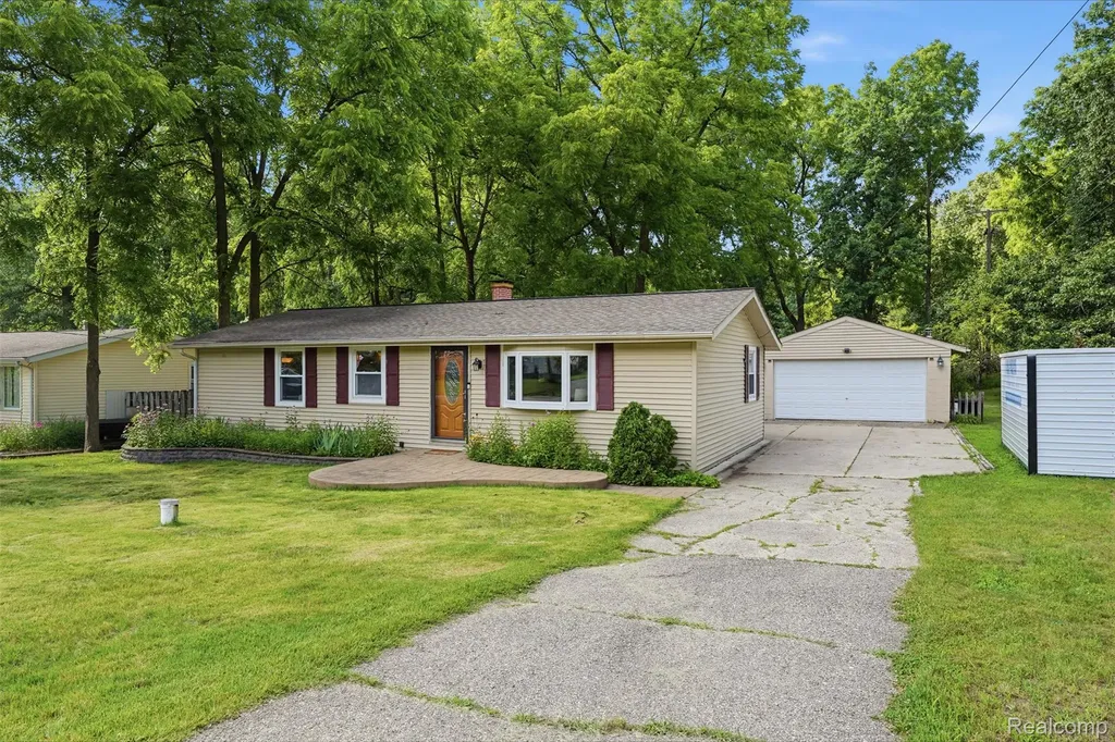 608 Snyder Road Highland Charter Township MI 48357