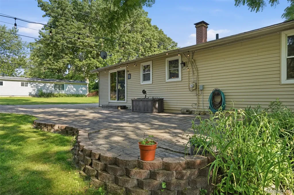 608 Snyder Road Highland Charter Township MI 48357