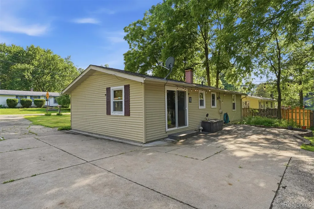 608 Snyder Road Highland Charter Township MI 48357