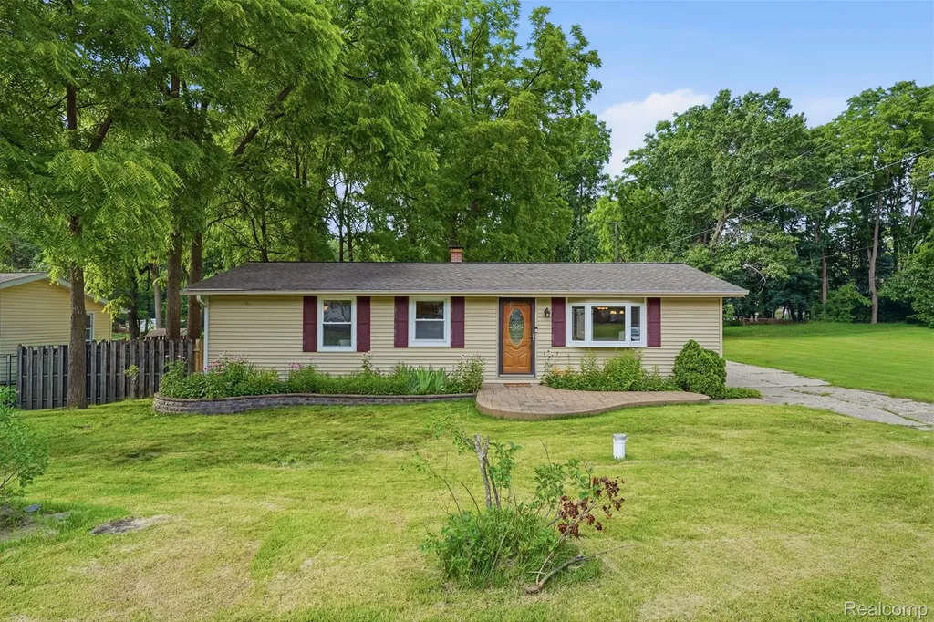 608 Snyder Road Highland Charter Township MI 48357