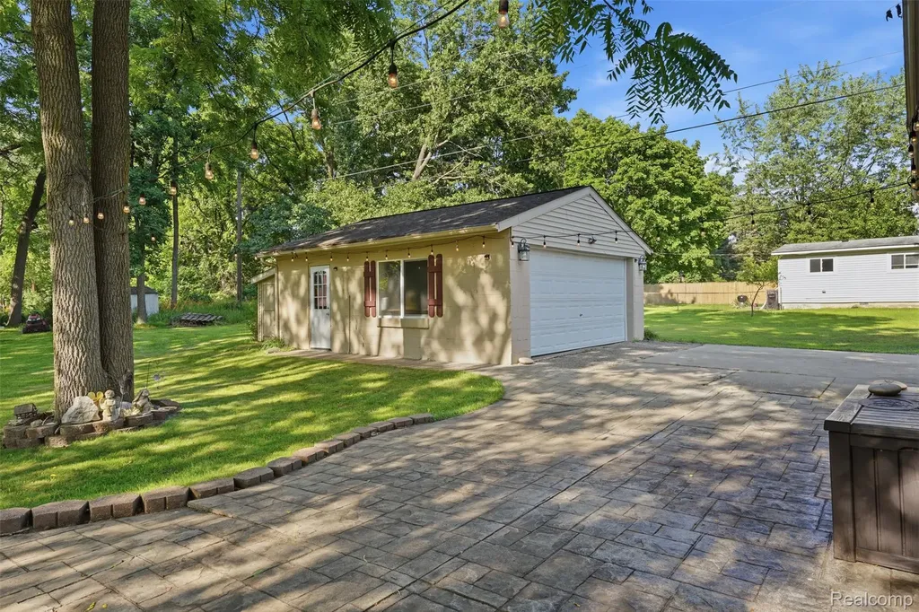 608 Snyder Road Highland Charter Township MI 48357