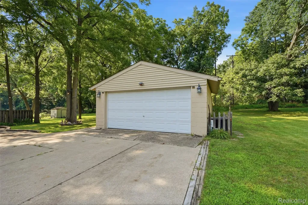 608 Snyder Road Highland Charter Township MI 48357