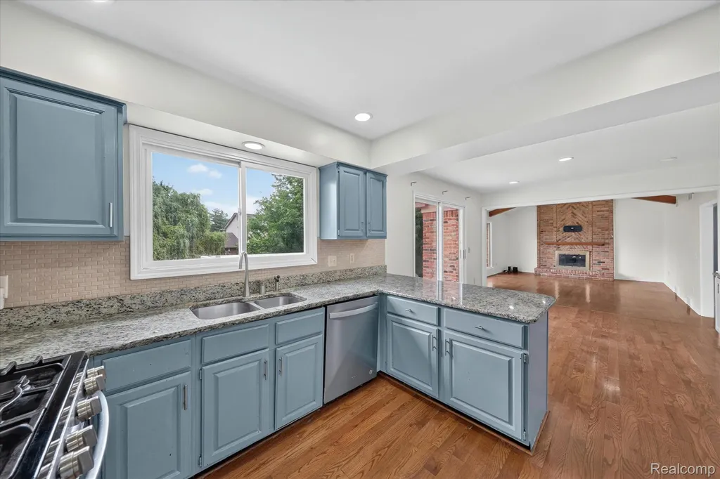 34970 Old Homestead Drive Farmington Hills City MI 48335