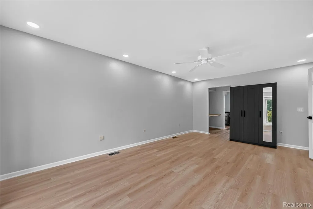 34970 Old Homestead Drive Farmington Hills City MI 48335