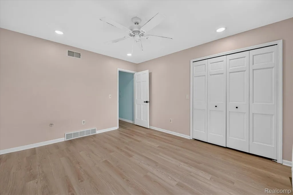 34970 Old Homestead Drive Farmington Hills City MI 48335