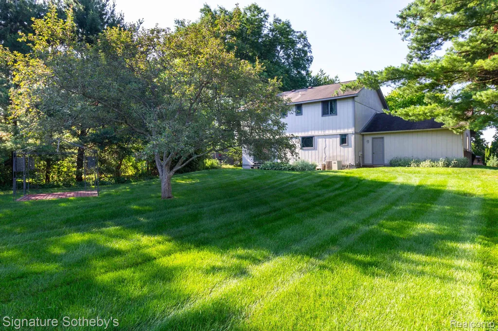 4086 Cherry Garden Drive Commerce Charter Township MI 48382