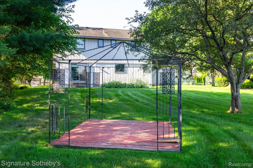 4086 Cherry Garden Drive Commerce Charter Township MI 48382