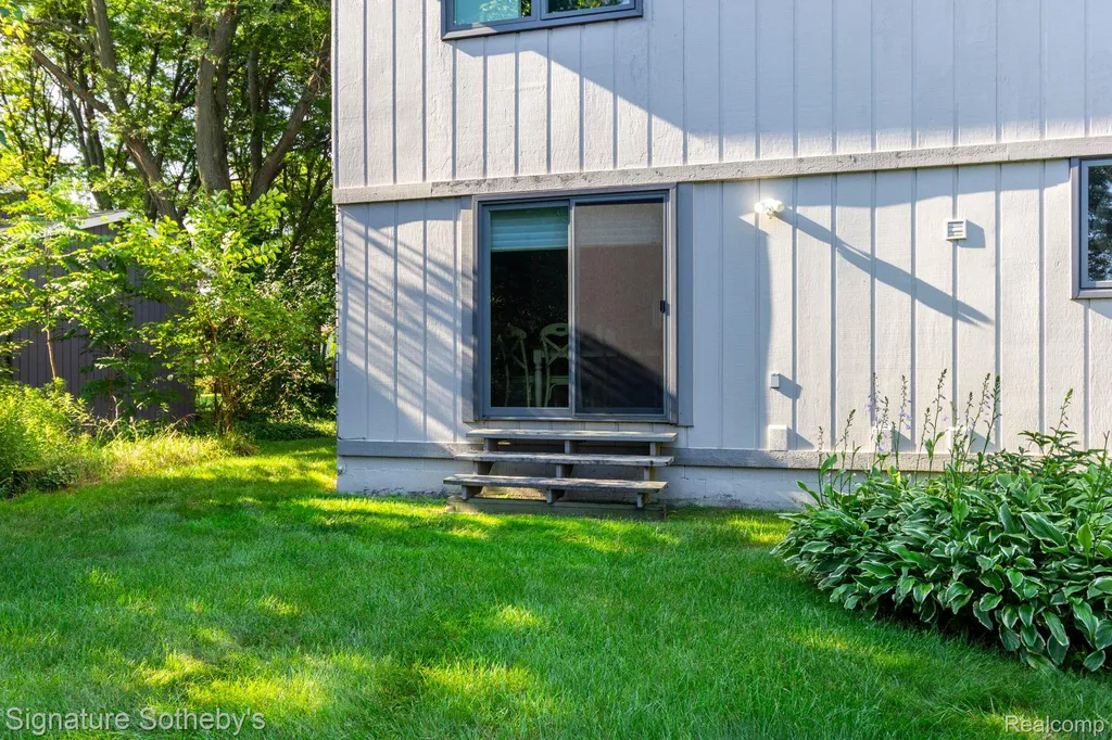 4086 Cherry Garden Drive Commerce Charter Township MI 48382