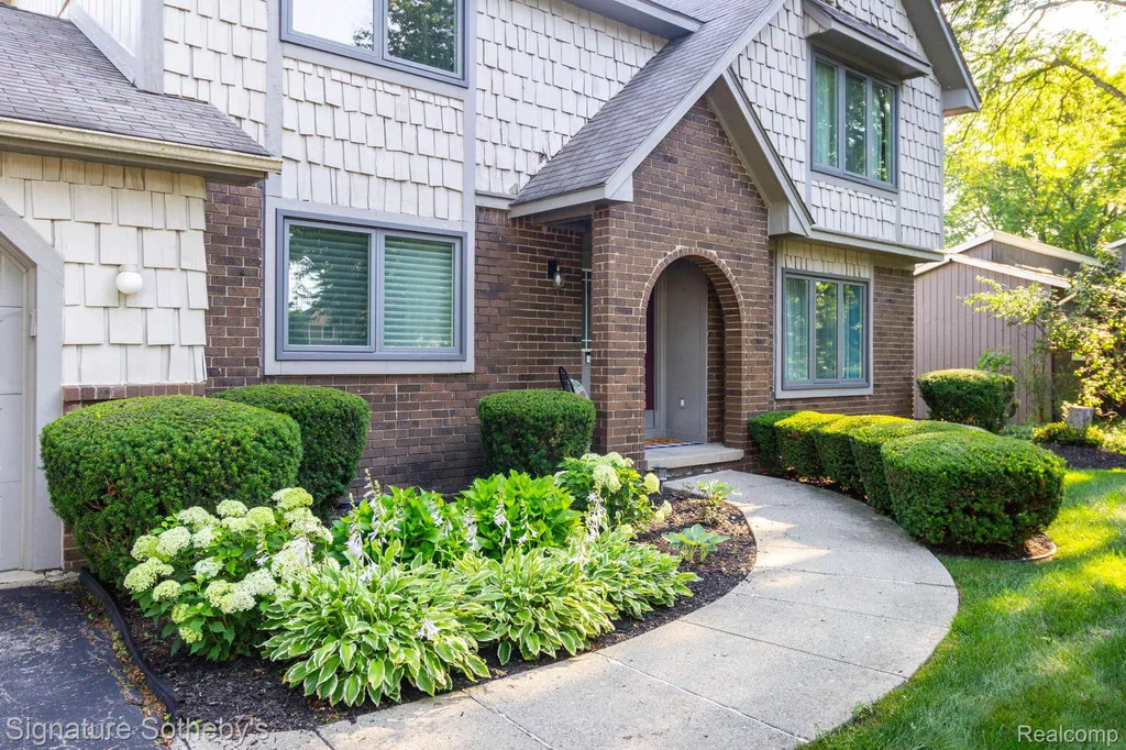 4086 Cherry Garden Drive Commerce Charter Township MI 48382