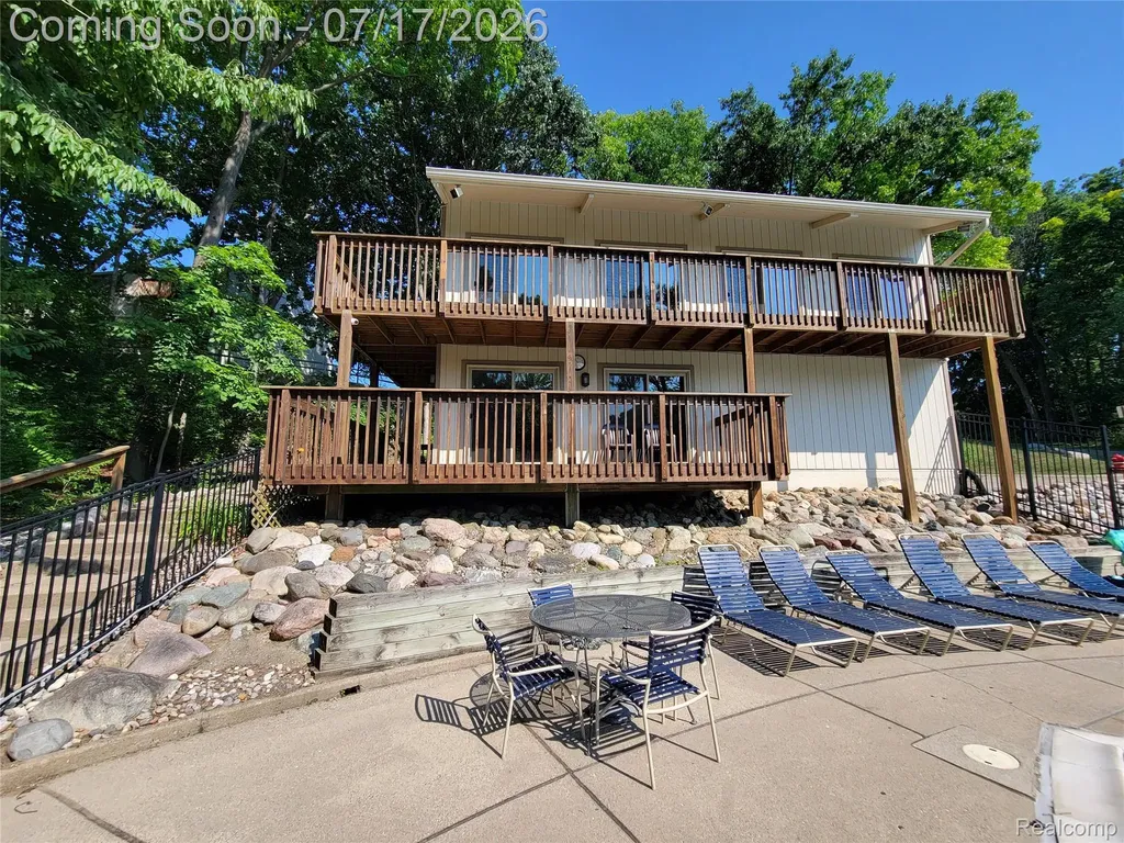 1655 Riverside Drive Oakland Charter Township MI 48309