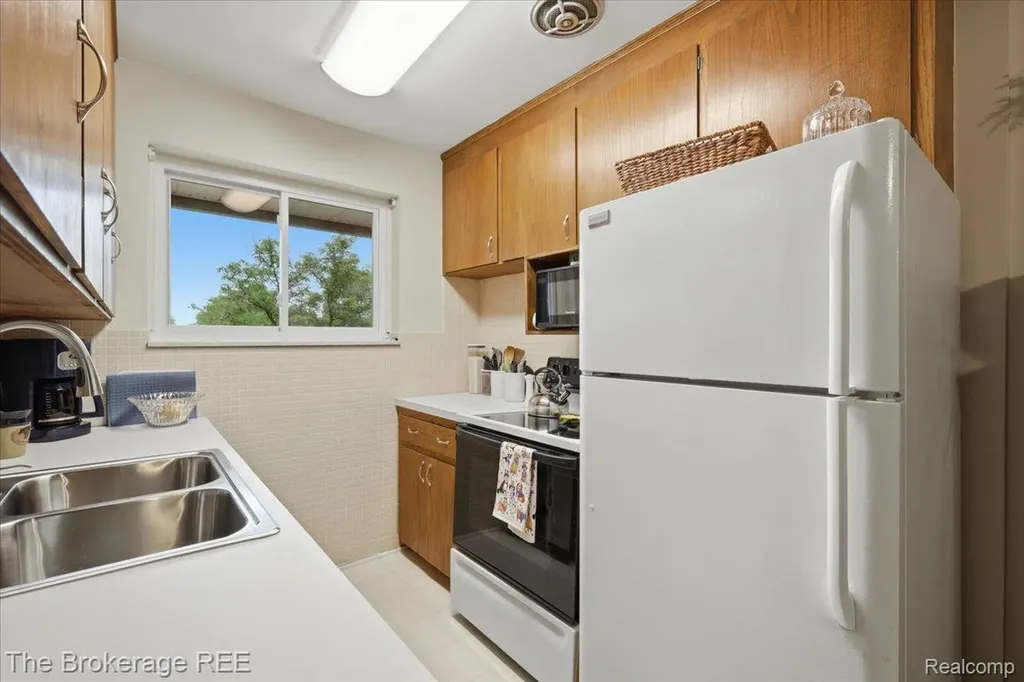 2820 Woods Lee Drive Royal Oak City MI 48073