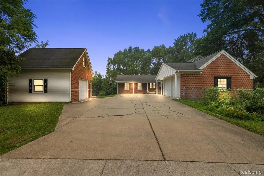 869 Central Drive Orion Charter Township MI 48362