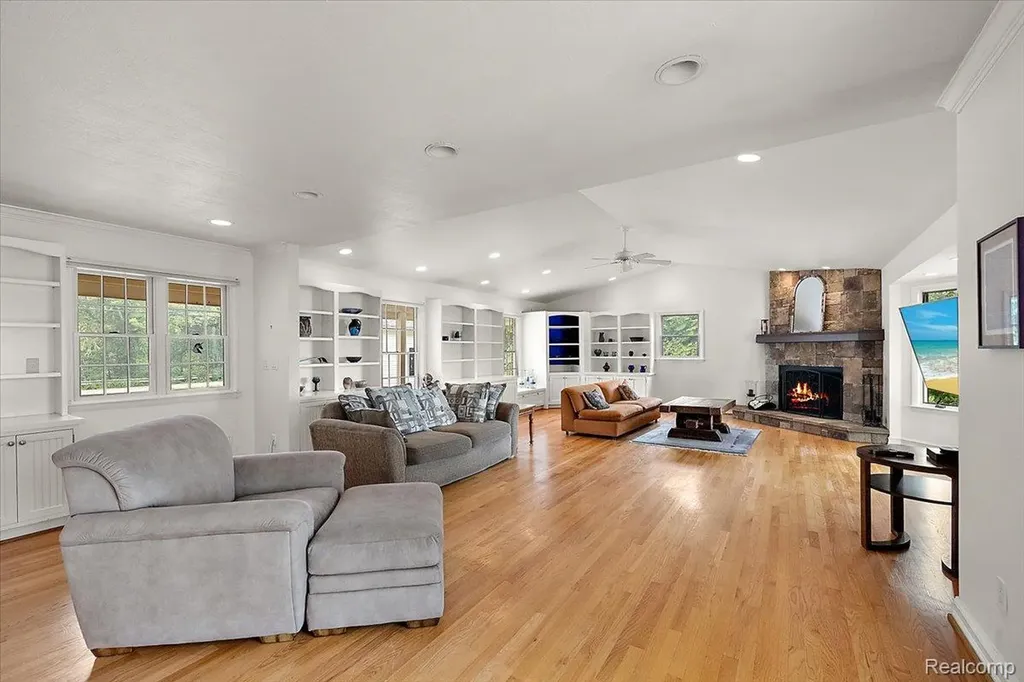 869 Central Drive Orion Charter Township MI 48362