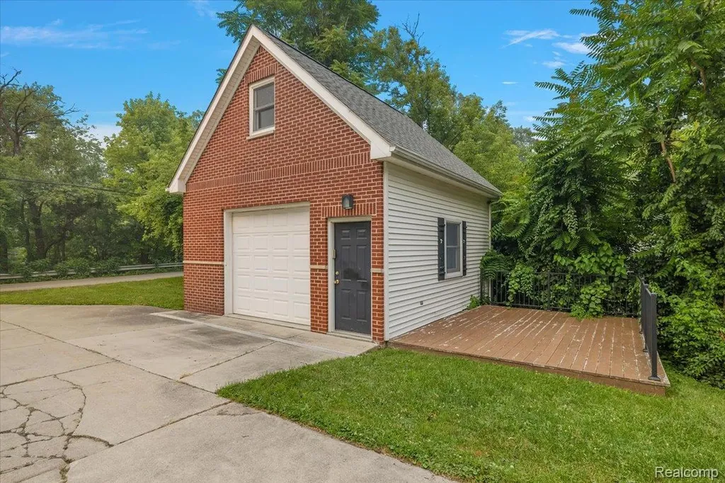 869 Central Drive Orion Charter Township MI 48362