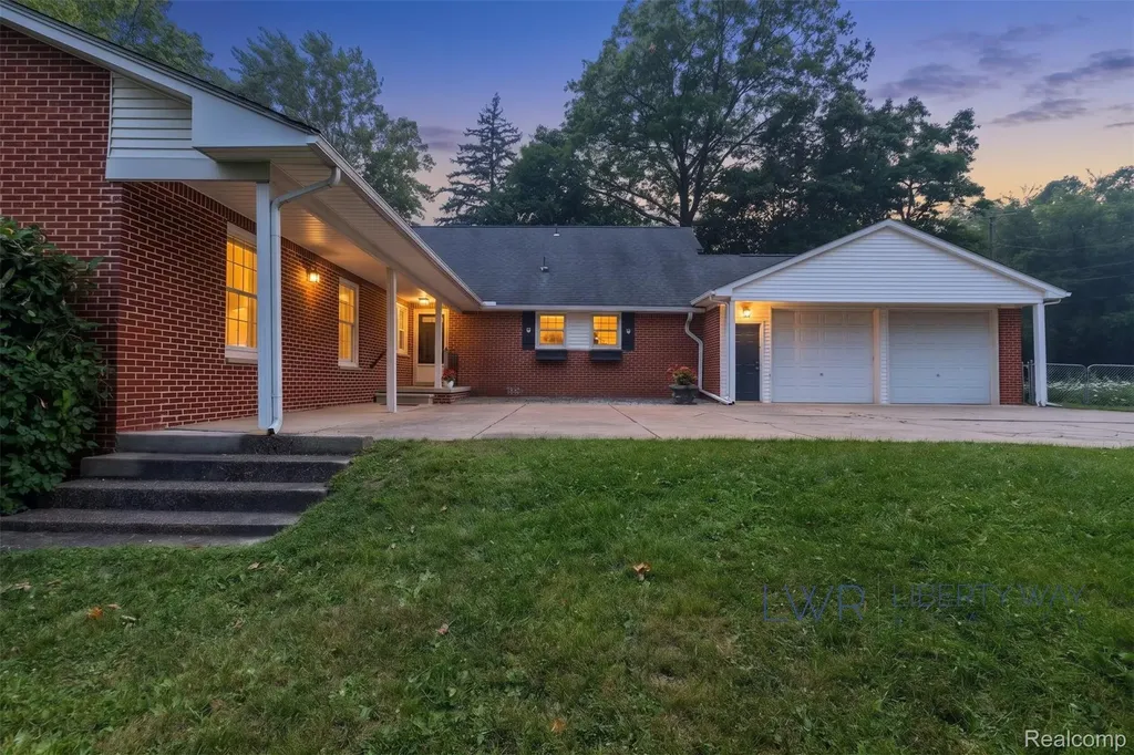 869 Central Drive Orion Charter Township MI 48362