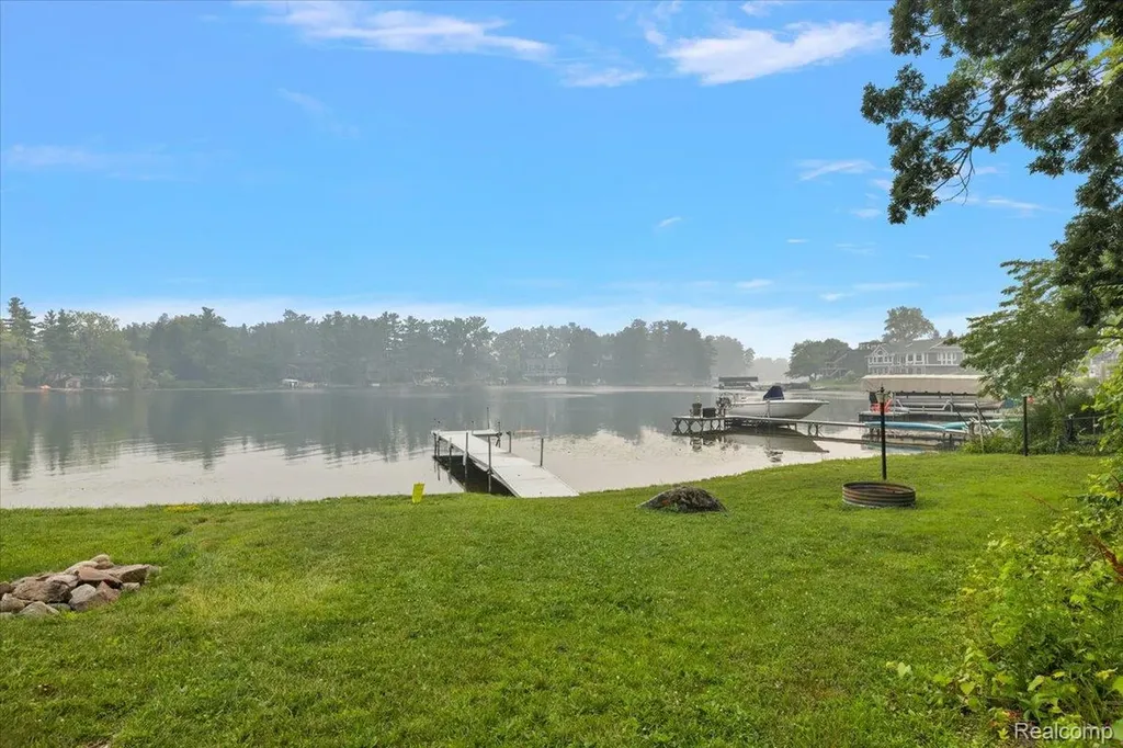 869 Central Drive Orion Charter Township MI 48362