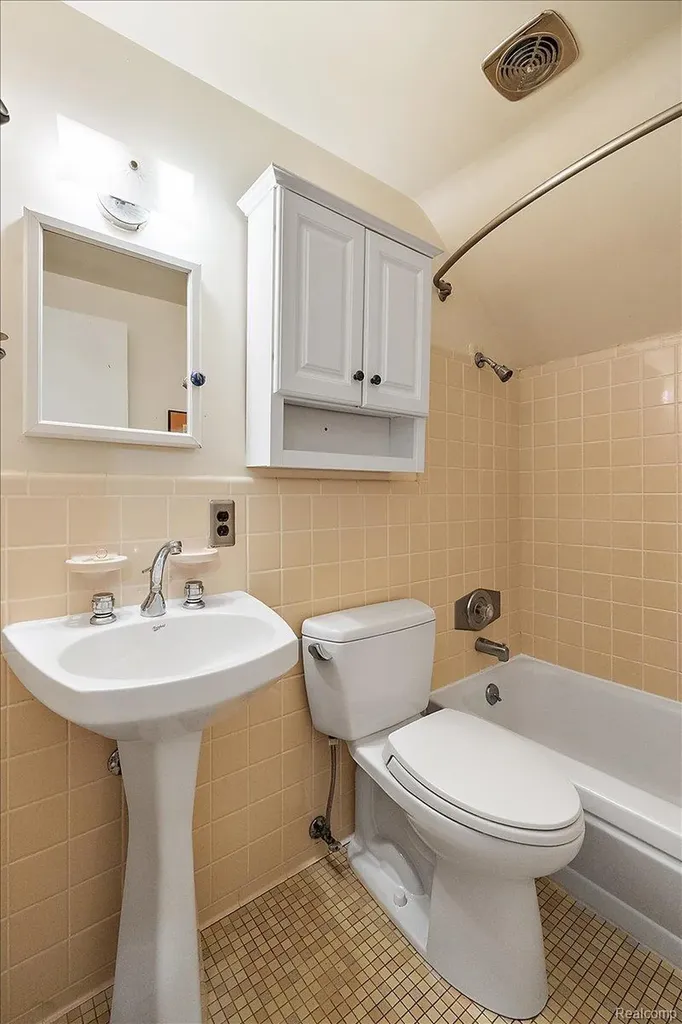 869 Central Drive Orion Charter Township MI 48362