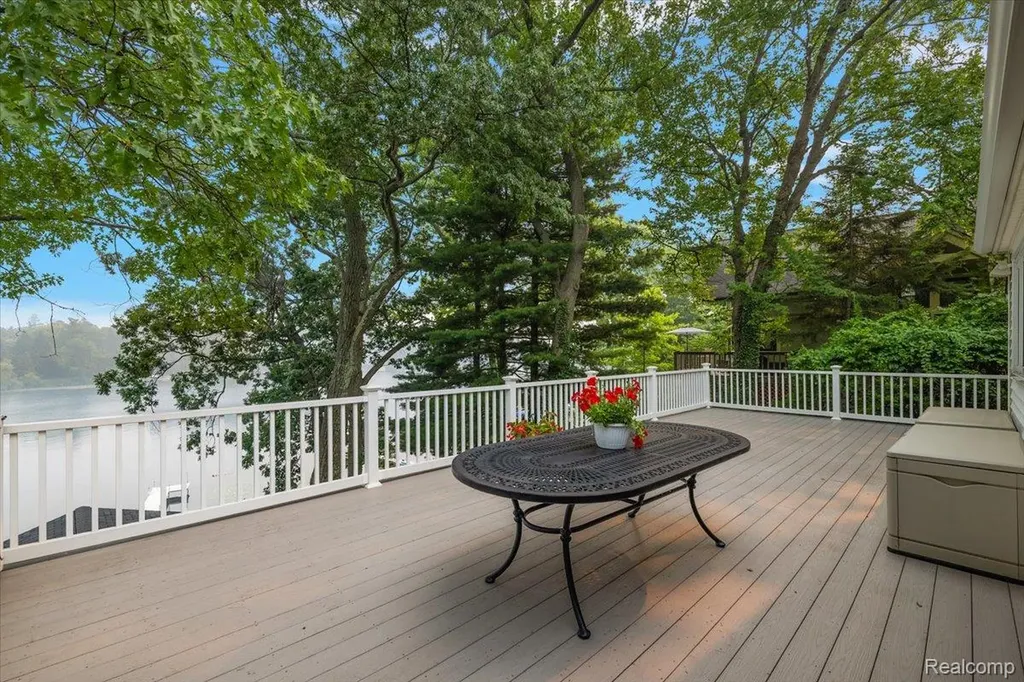 869 Central Drive Orion Charter Township MI 48362