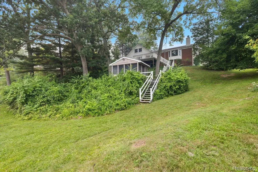 869 Central Drive Orion Charter Township MI 48362