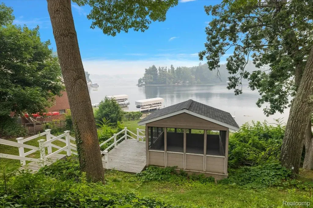 869 Central Drive Orion Charter Township MI 48362