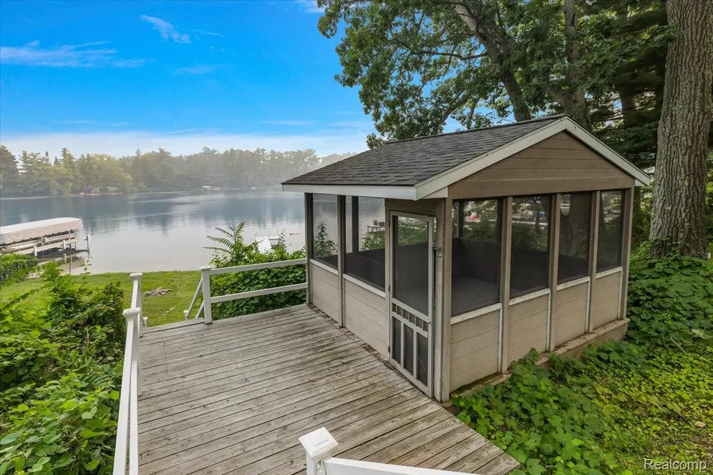 869 Central Drive Orion Charter Township MI 48362