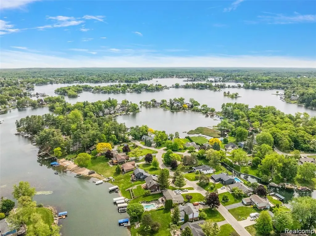 869 Central Drive Orion Charter Township MI 48362