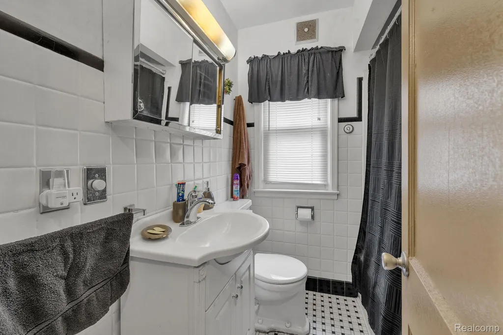 15482 Winston Redford Charter Township MI 48239