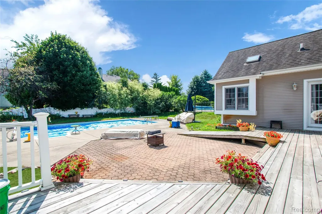 16073 Silverwood Drive Fenton Charter Township MI 48430