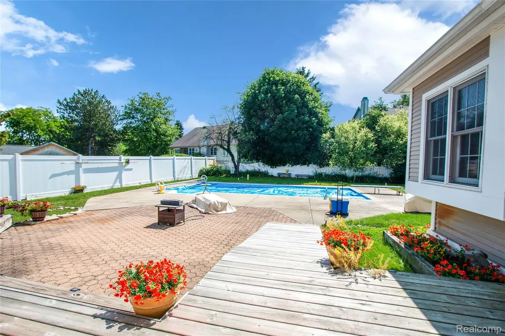 16073 Silverwood Drive Fenton Charter Township MI 48430