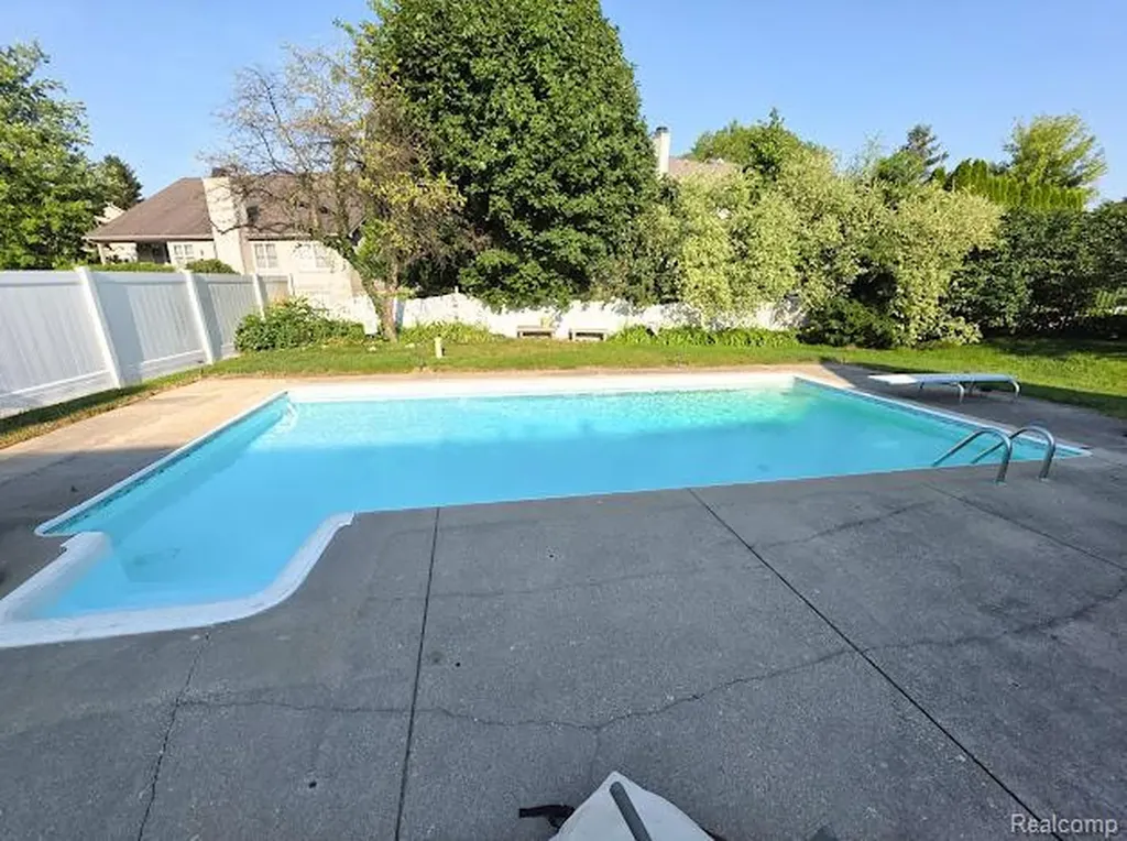16073 Silverwood Drive Fenton Charter Township MI 48430