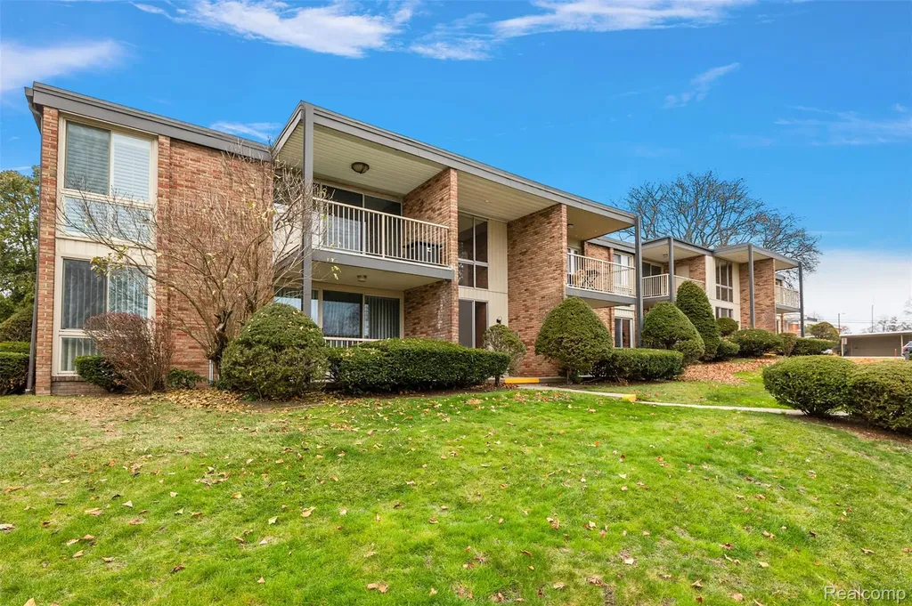 4047 W Maple Road Bloomfield Hills City MI 48301