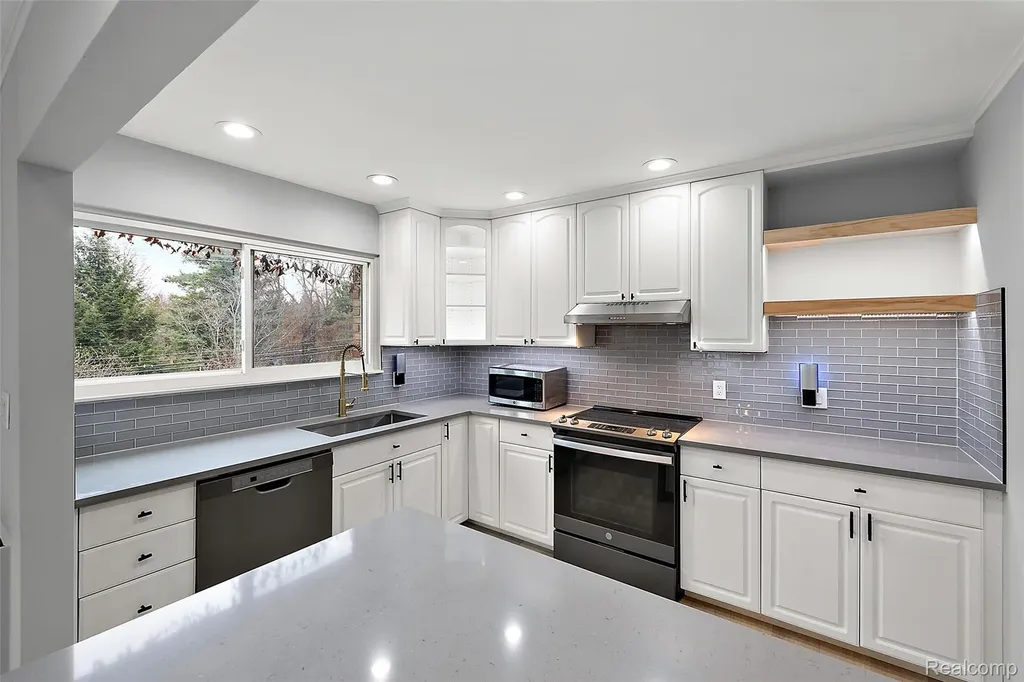 4047 W Maple Road Bloomfield Hills City MI 48301