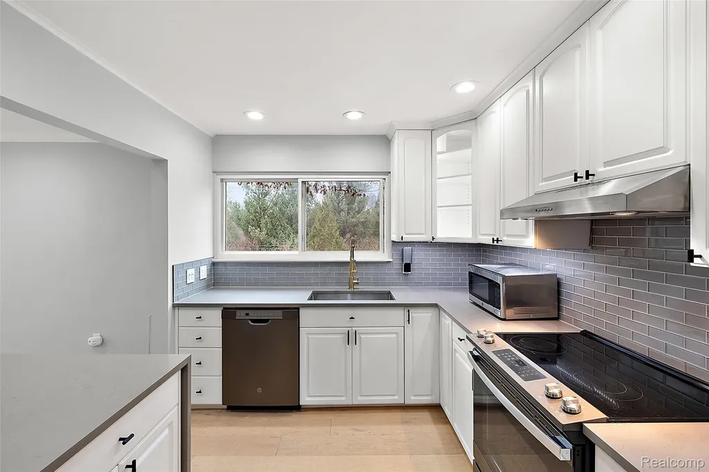 4047 W Maple Road Bloomfield Hills City MI 48301