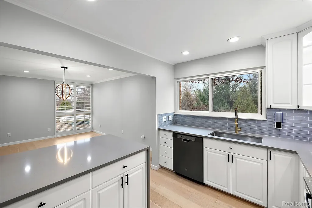 4047 W Maple Road Bloomfield Hills City MI 48301