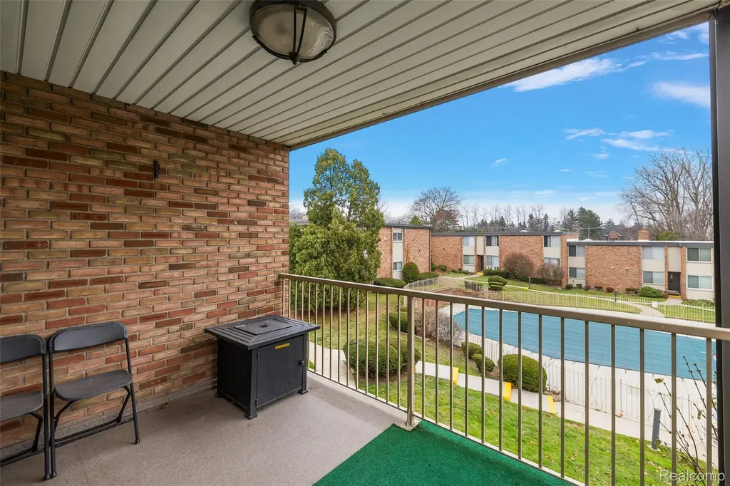 4047 W Maple Road Bloomfield Hills City MI 48301