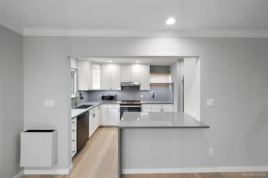 4047 W Maple Road Bloomfield Hills City MI 48301