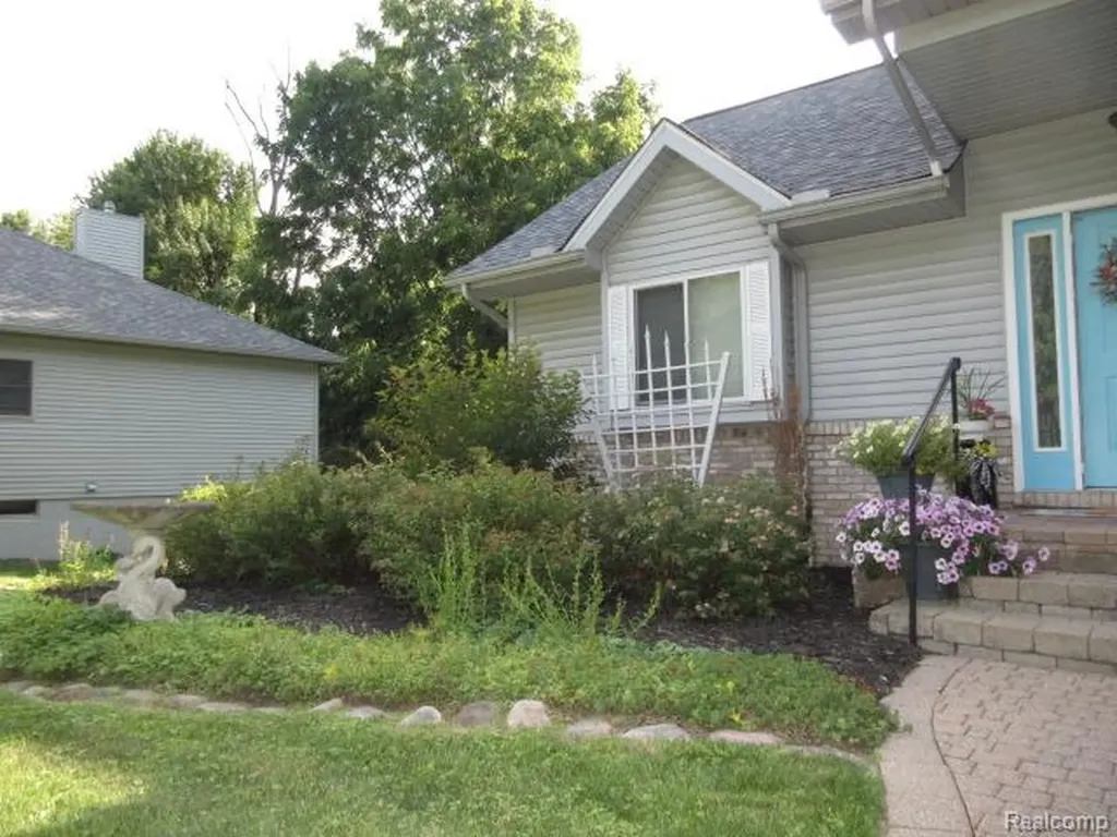 11356 Tall Shadows Court Hamburg Township MI 48169