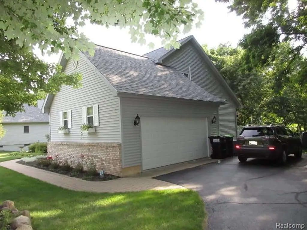 11356 Tall Shadows Court Hamburg Township MI 48169