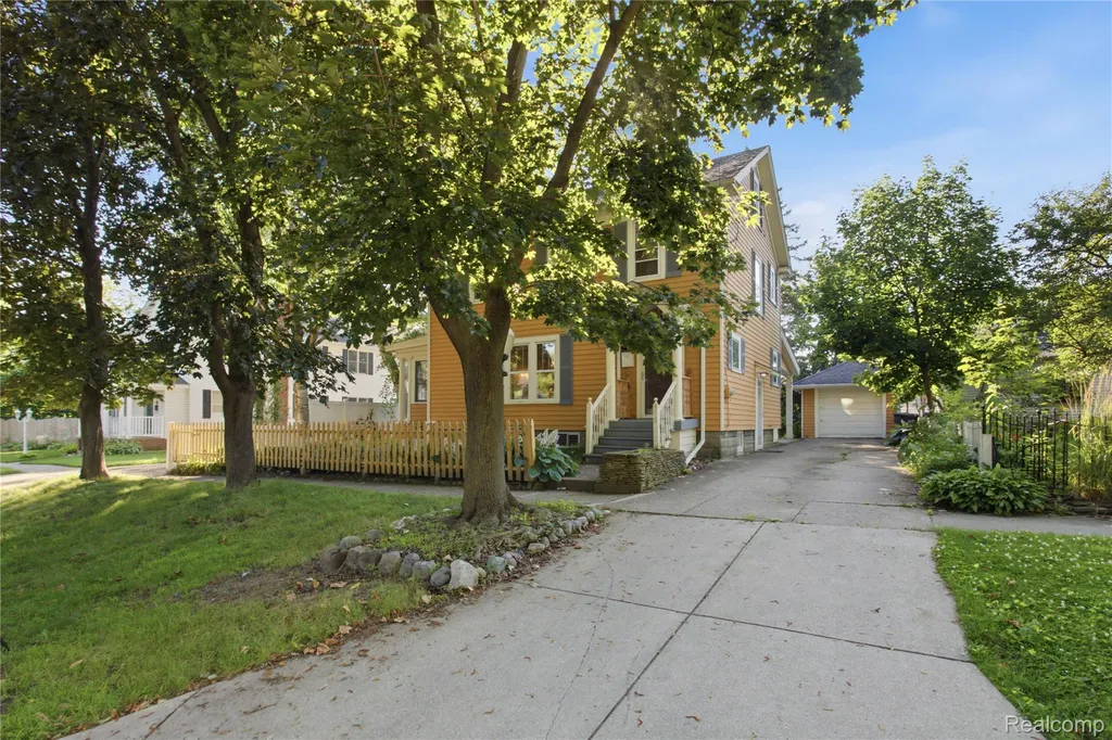 318 N Court Street Howell City MI 48843