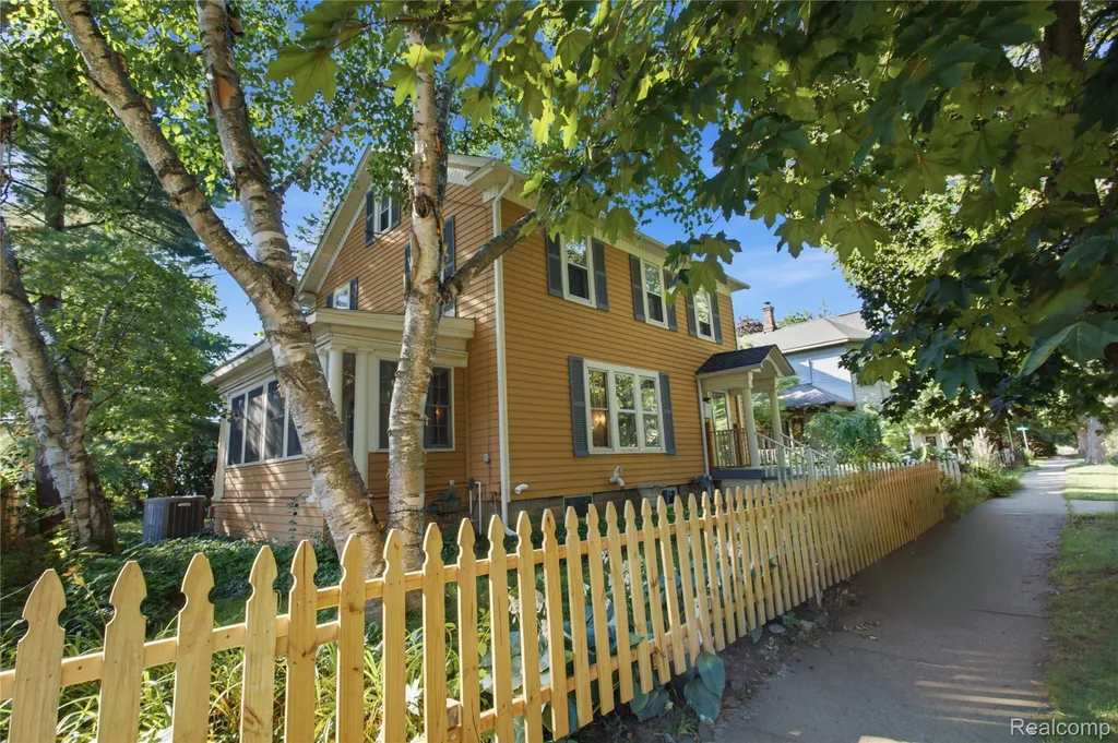 318 N Court Street Howell City MI 48843