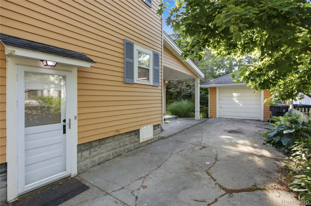 318 N Court Street Howell City MI 48843
