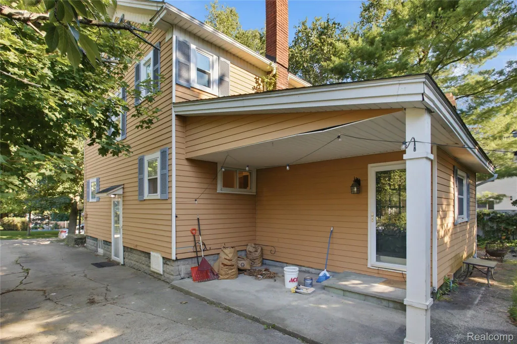 318 N Court Street Howell City MI 48843