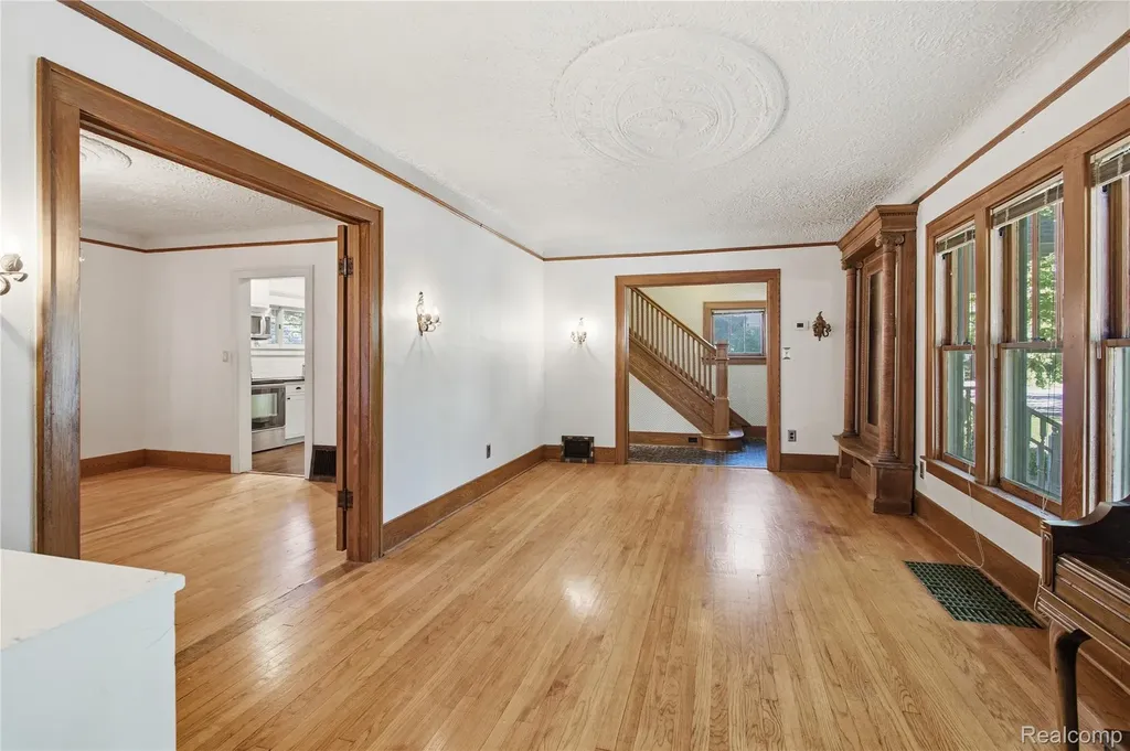 318 N Court Street Howell City MI 48843