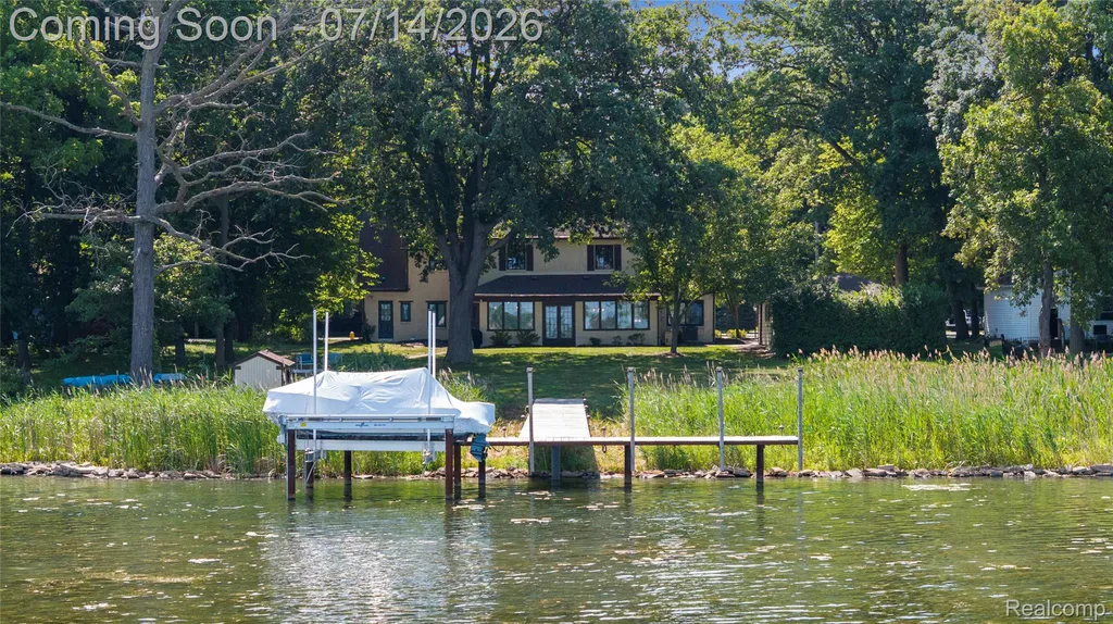 18460 Meridian Road Grosse Ile Township MI 48138
